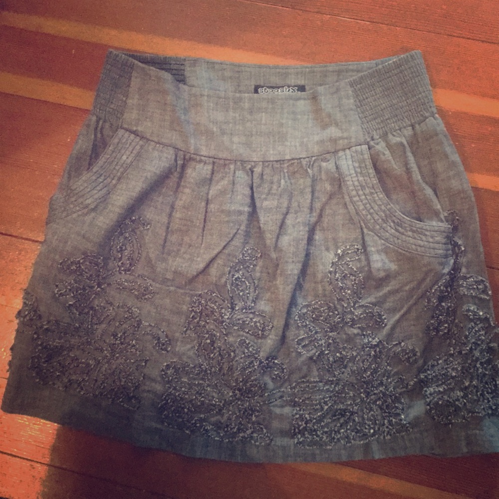 Gray embroidered skirt with pockets